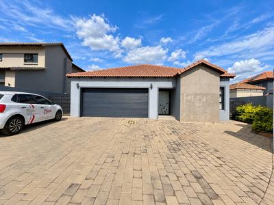 House For Sale in Gateway Manor, Hartbeespoort